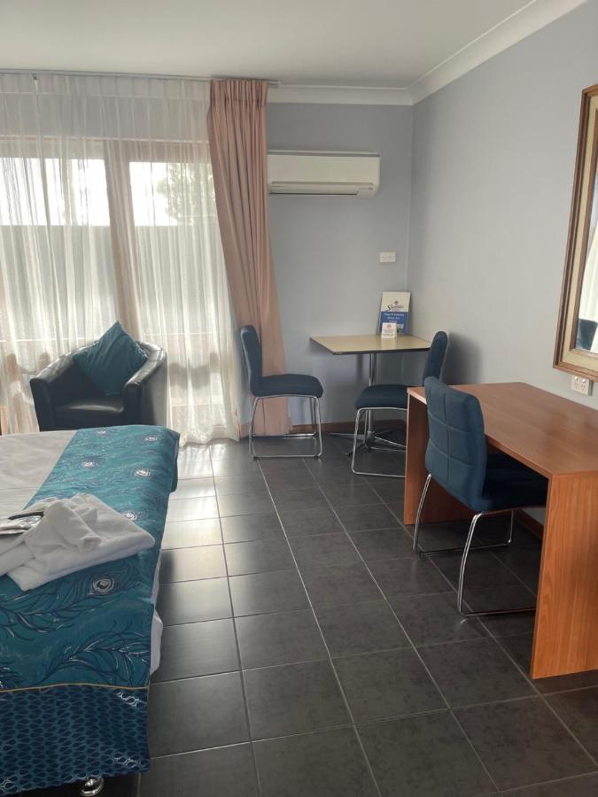 Town & Country Motor Inn Forbes Extérieur photo