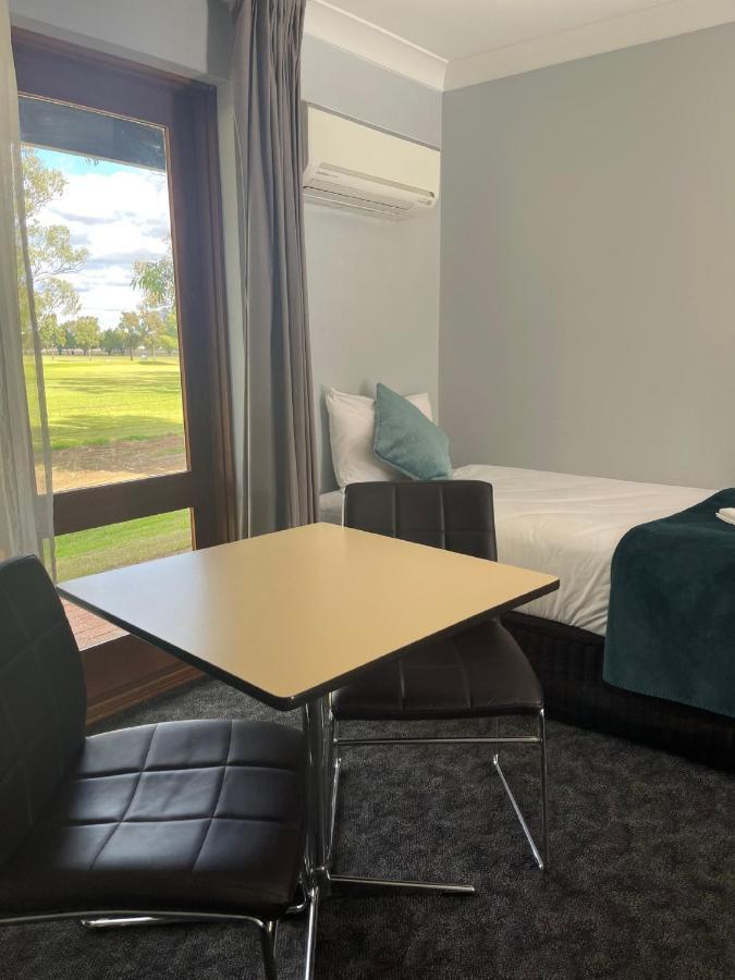 Town & Country Motor Inn Forbes Extérieur photo