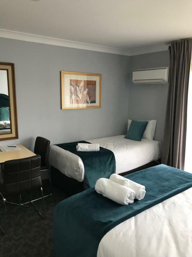 Town & Country Motor Inn Forbes Extérieur photo
